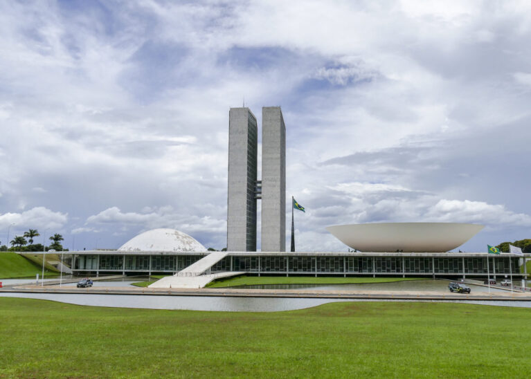Dentro das quatro linhas?