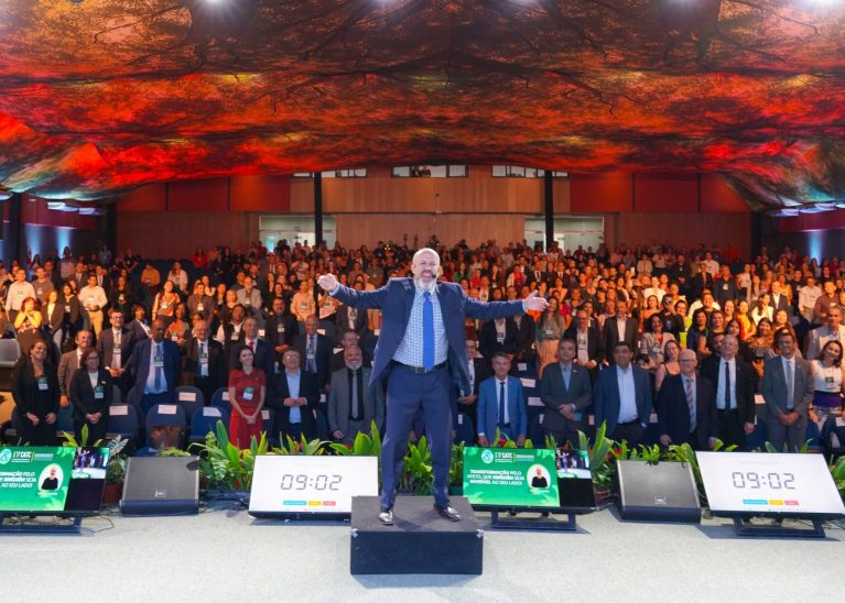 IV CATC: Fabrício Carpinejar emociona e provoca reflexões na abertura do evento