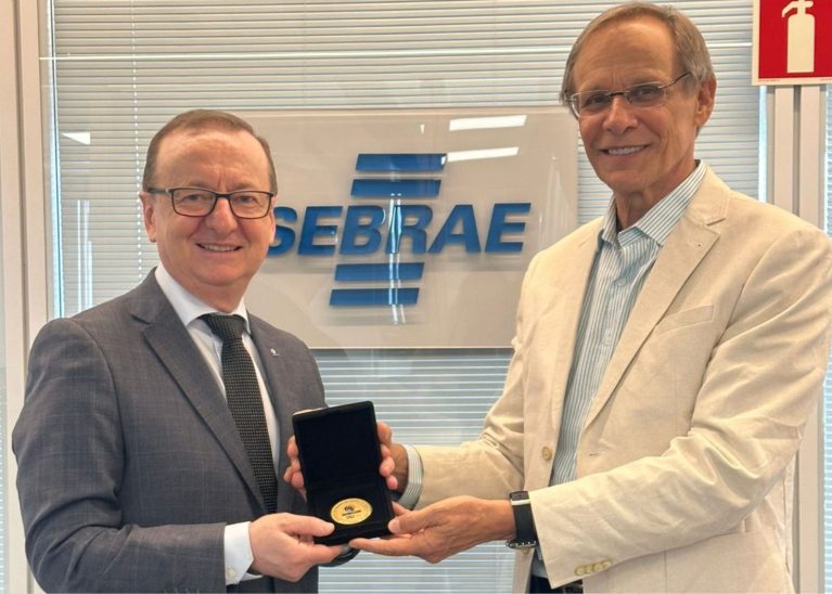 Diretor técnico do Sebrae Bruno Quick recebe Medalha Atricon 30 Anos