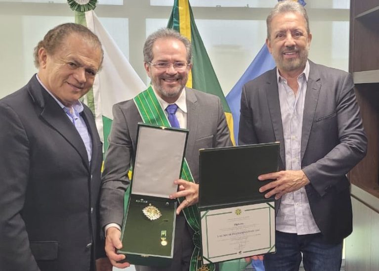Conselheiro Valdecir Pascoal recebe Comenda da Ordem do Mérito de Contas Ruy Barbosa, do TCDF
