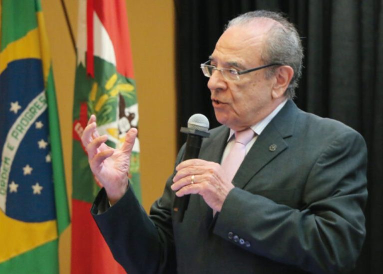 Sebastião Helvécio recebe condecoração Cajaliano Ilustre, de instituição científica espanhola