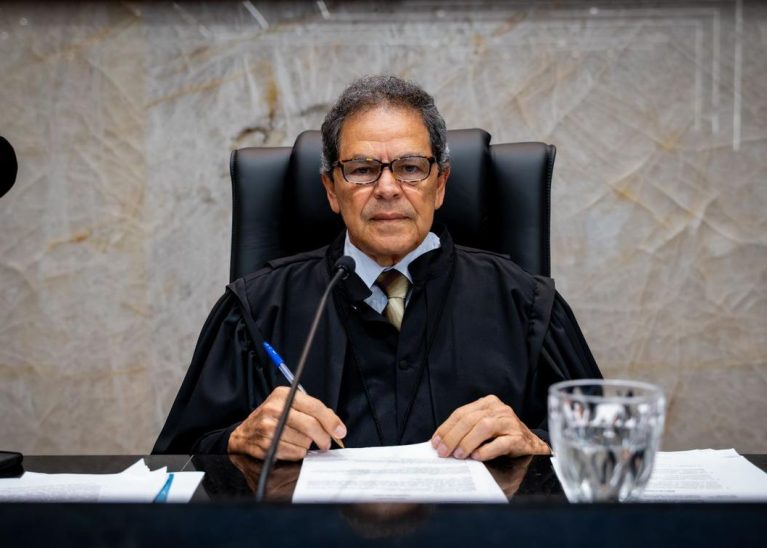 TCE-AC realiza Sessão Solene em homenagem ao conselheiro Valmir Gomes Ribeiro