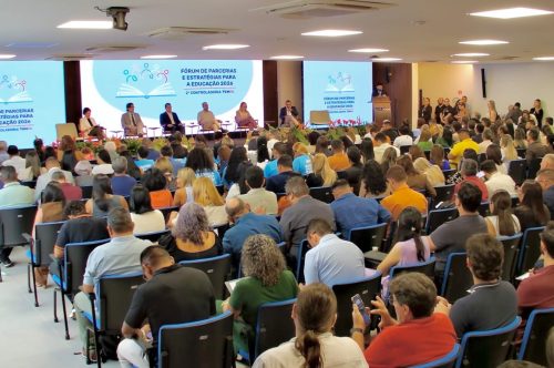Cerca de 300 participantes debatem educação municipal no TCM-PA
