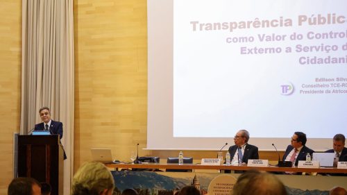 Presidente Edilson Silva ministra palestra sobre transparência pública, na Espanha