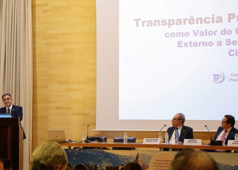 Presidente Edilson Silva ministra palestra sobre transparência pública, na Espanha