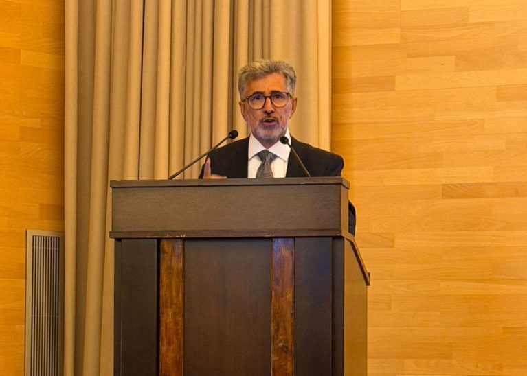 Diretor da Atricon palestra sobre orçamento e democracia em congresso na Espanha