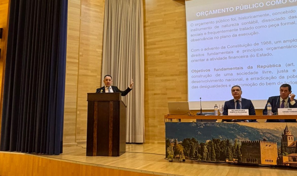 Vice-presidente Ricardo Torres palestra sobre orçamento público e cidadania durante congresso na Espanha