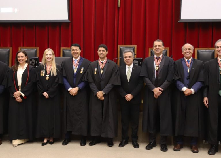 TCE-SP: Conselheiros recebem o Colar do Centenário e a medalha Presidente Washington Luís