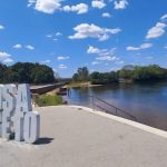 Quando o rio aprende a governar seu próprio curso