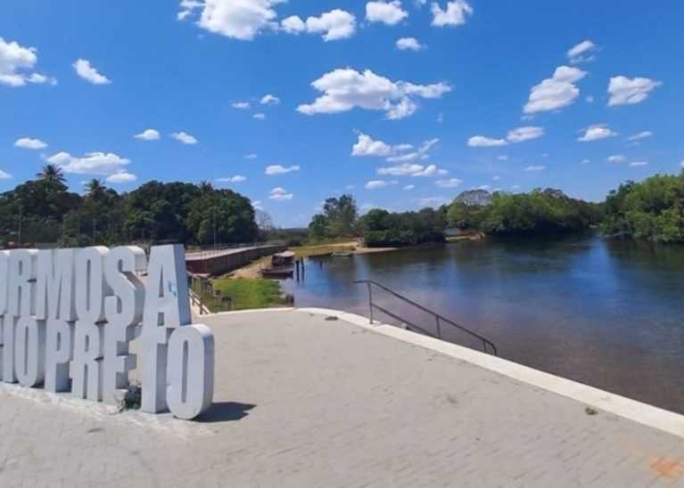 Quando o rio aprende a governar seu próprio curso