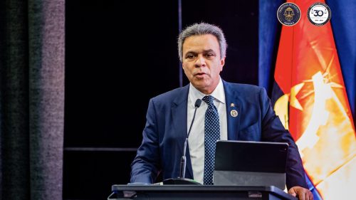 Presidente Edilson Silva palestra durante evento científico em Angola