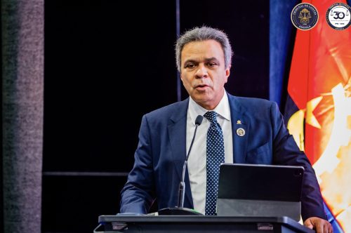 Presidente Edilson Silva palestra durante evento científico em Angola