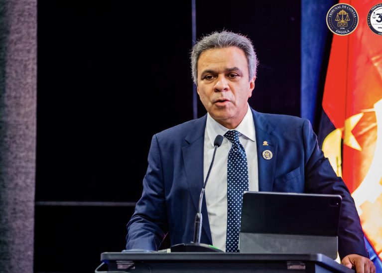 Presidente Edilson Silva palestra durante evento científico em Angola