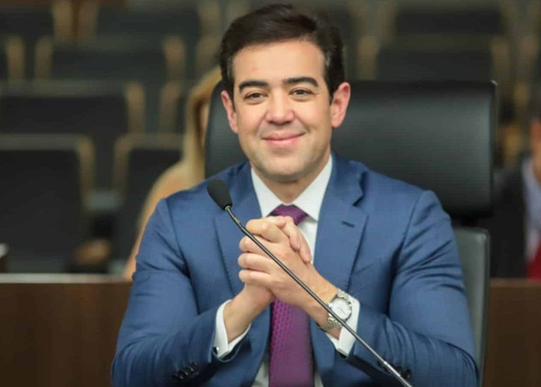 Ministro Bruno Dantas é homenageado pela PUC-SP e defende consensualidade durante palestra