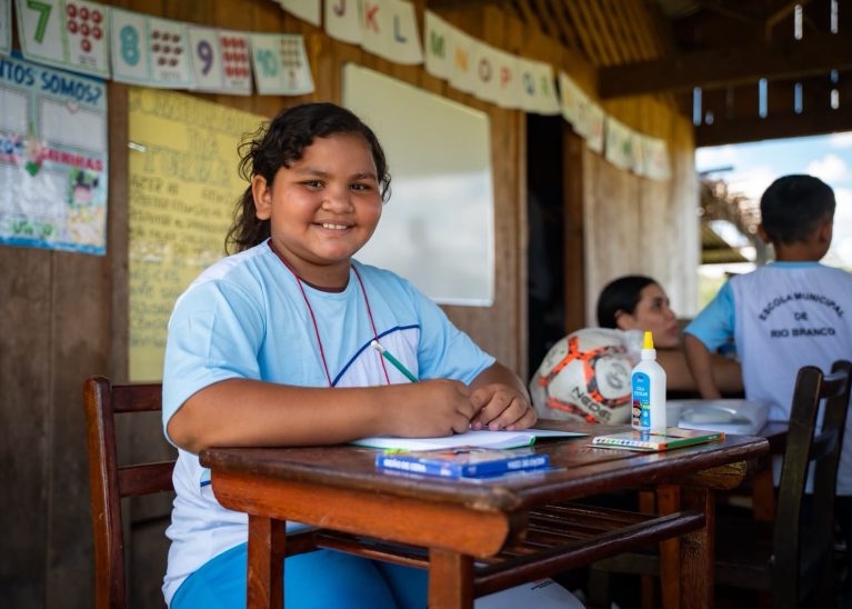 TCE-AC: Aos 10 anos, Keulyane realiza sonho de entrar pela primeira vez em uma sala de aula