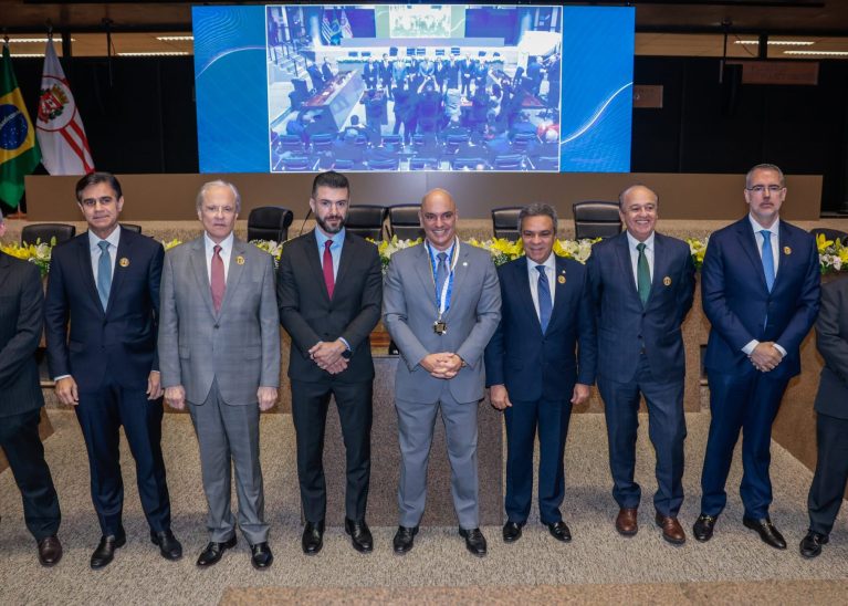 Ministro Alexandre de Moraes é homenageado durante Congresso no TCM-SP